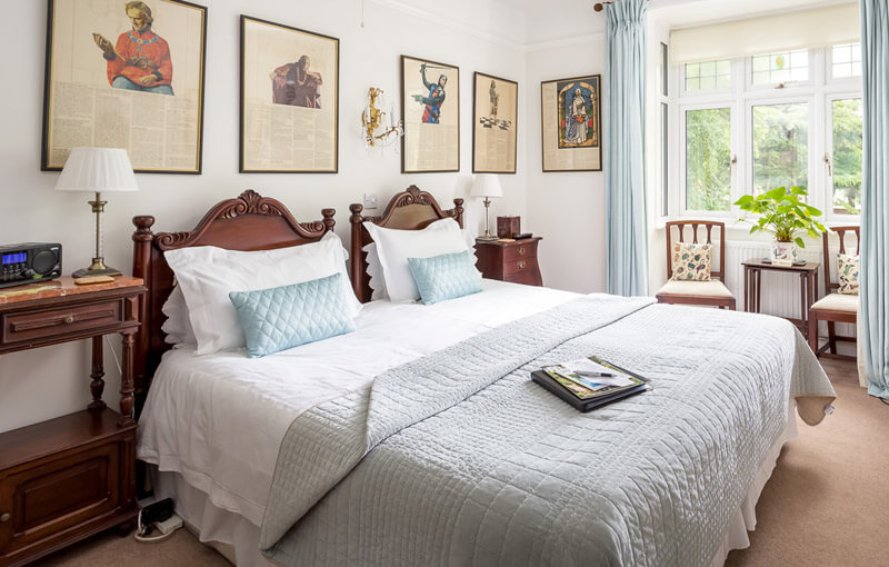 Four poster room